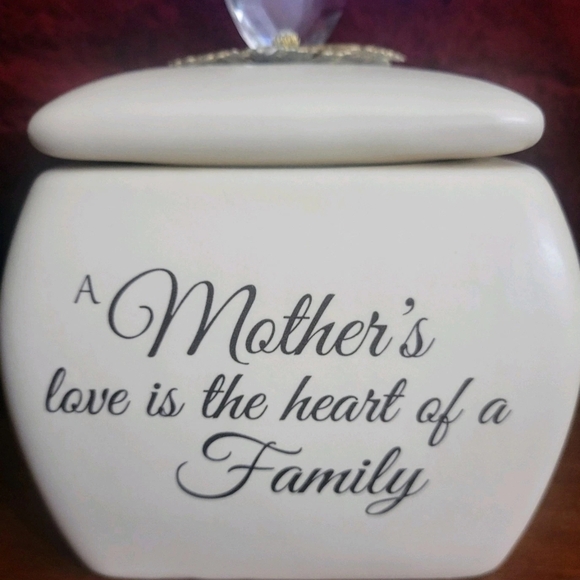 Mother's Love is the Heart of the Family Keepsake Box Ceramic Elegant  5"x 5" - Picture 3 of 10